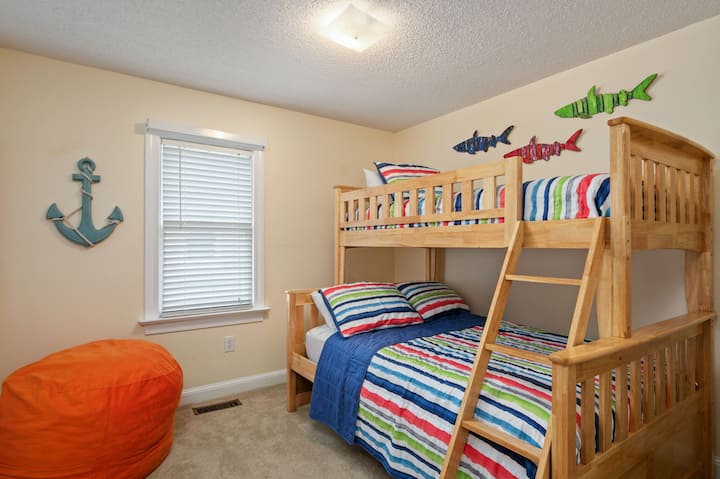 CS3L: البجع البني | ML Bedroom 2 - Pyramid Bunk Bed