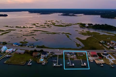 Two waterfront homes, docks, Hot tubs, 7 bedrooms