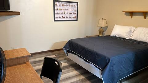 Room 32 - Standard Queen - Sleeps 2 - Harper Motel