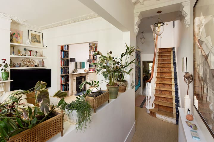 Art-inspired designer Family Home – Private Garden