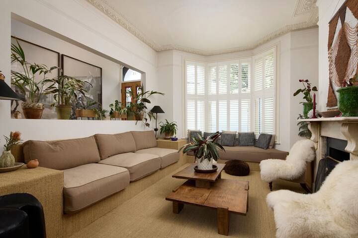 Art-inspired designer Family Home – Private Garden gallery image 4