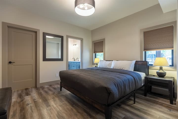 Bračni krevet (širine 180 - 200 cm) sa spojenom