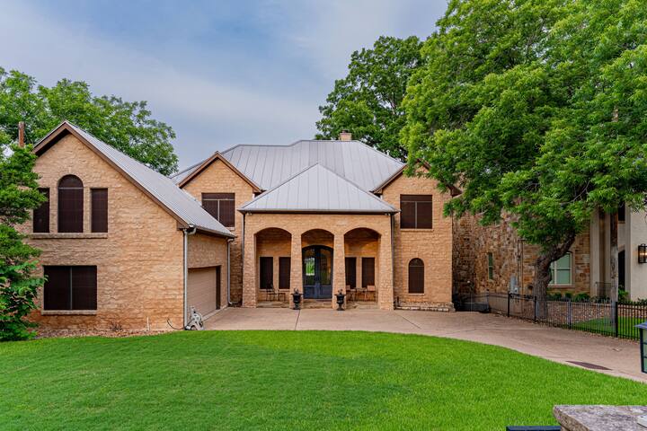 Austin Retreat: Scenic, Secluded, Stylish Stay gallery image 3