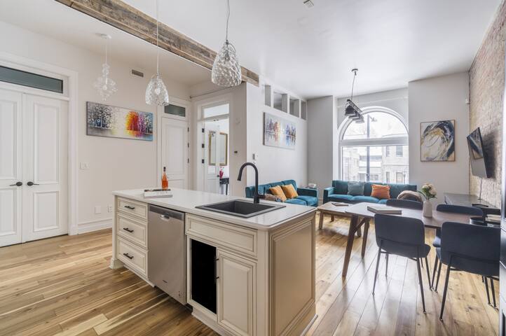 Galeria Duo: Spacious 7-Bedroom Retreat gallery image 3