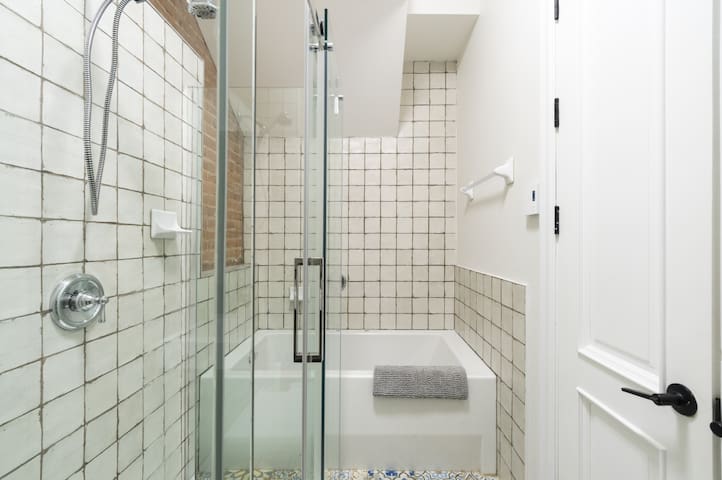 Galeria Duo: Spacious 7-Bedroom Retreat gallery image 5