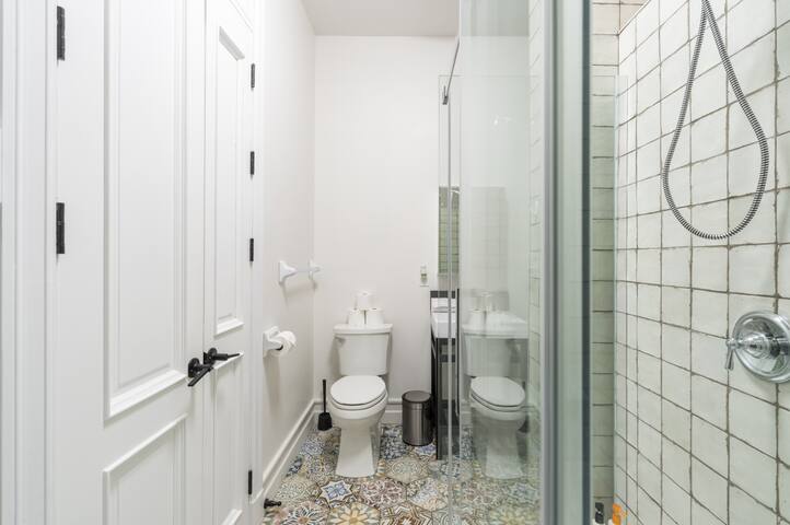 Galeria Duo: Spacious 7-Bedroom Retreat gallery image 4