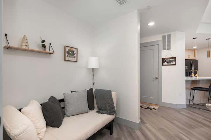 Uitzicht op de toegangsdeur en de gezellige futonhoek met twee eenpersoonsbedden,