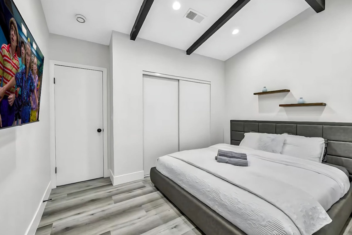 Spálňa 2 – manželská posteľ s veľmi pohodlným matracom, zatiaľ čo malý spí pokojne v detskej postieľke z obývacej izby. Zatemňovacie závesy zabezpečujú dokonalý odpočinok pre všetkých a inteligentná televízia s vysokým rozlíšením poskytuje tichú zábavu.