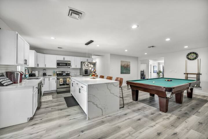 6BR Vegas Game Paradise Pool, Hot Tub & More Fun gallery image 2