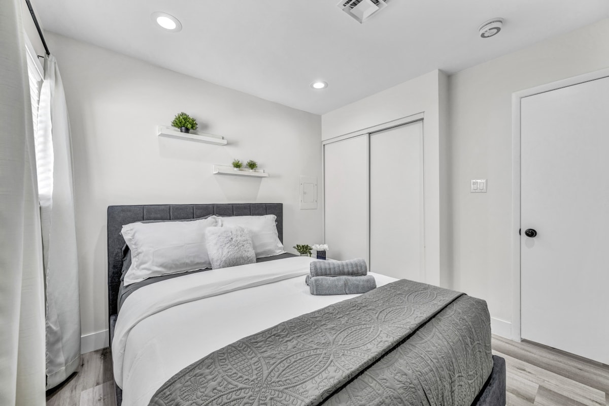 Zobuďte sa prirodzene v manželskej posteli v spálni 4 s mäkkou posteľnou bielizňou, keď jemné svetlo preniká cez priesvitné závesy. Uložte si svoje poklady z Vegas na plávajúce police a nechajte pokojnú atmosféru pomôcť vám začať každý deň sviežo.