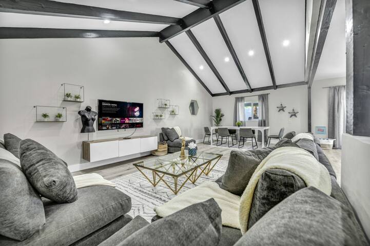 6BR Vegas Game Paradise Pool, Hot Tub & More Fun gallery image 3