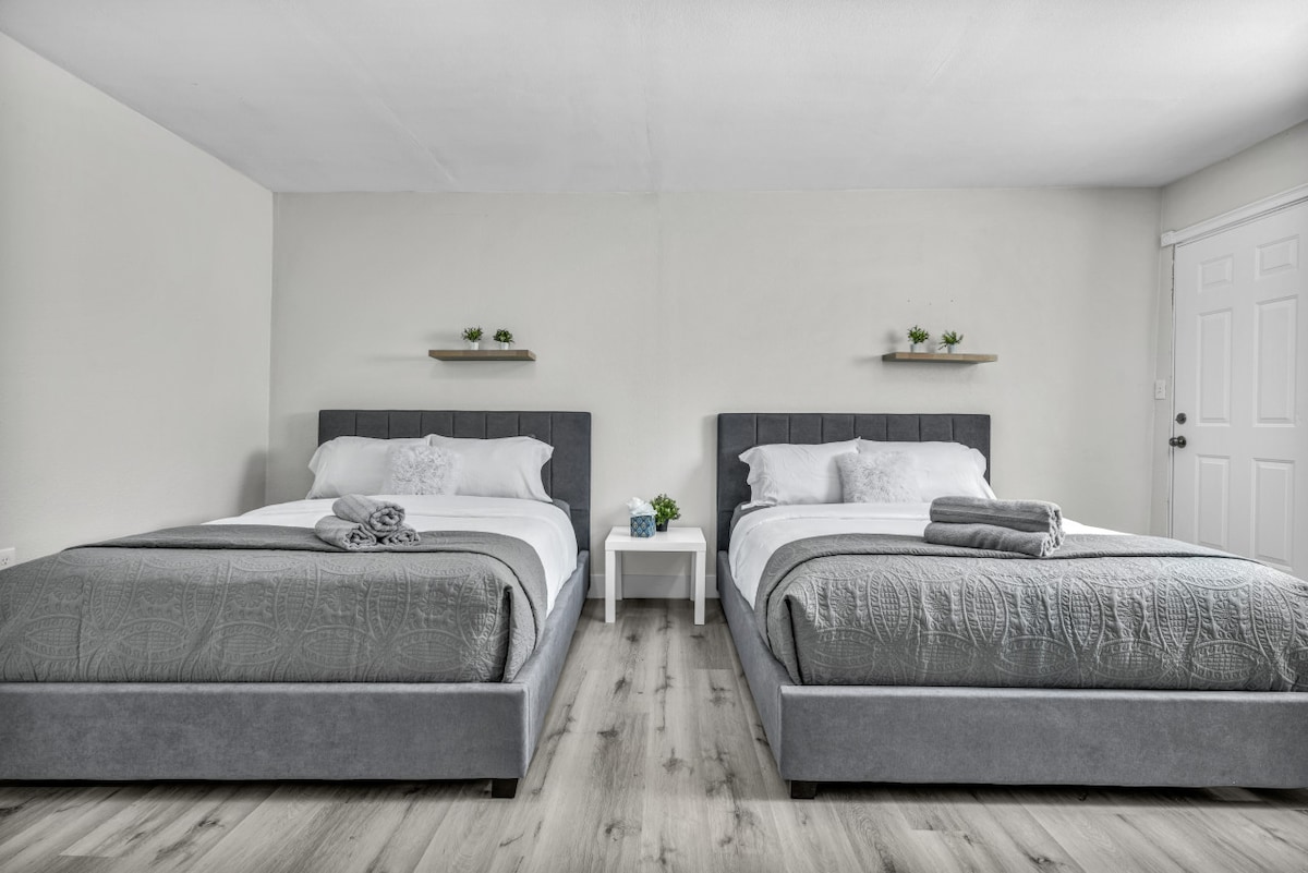 Ponorte sa do plyšových sivých čiel postelí v spálni 6 obklopených nadýchanými vankúšmi a čerstvými uterákmi. Rozpustite sa v pohodlí po dlhom dni vo Vegas – tento súkromný apartmán vám umožní načerpať energiu v úplnom luxuse a pokoji.