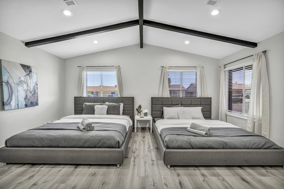 Luxus v hlavnej spálni (spálňa 1) Dve manželské postele s vlastnou kúpeľňou a klimatizáciou. Klenuté stropy a veľké okná vytvárajú vzdušné útočisko, zatiaľ čo zatemňovacie závesy zabezpečujú dokonalý spánok.