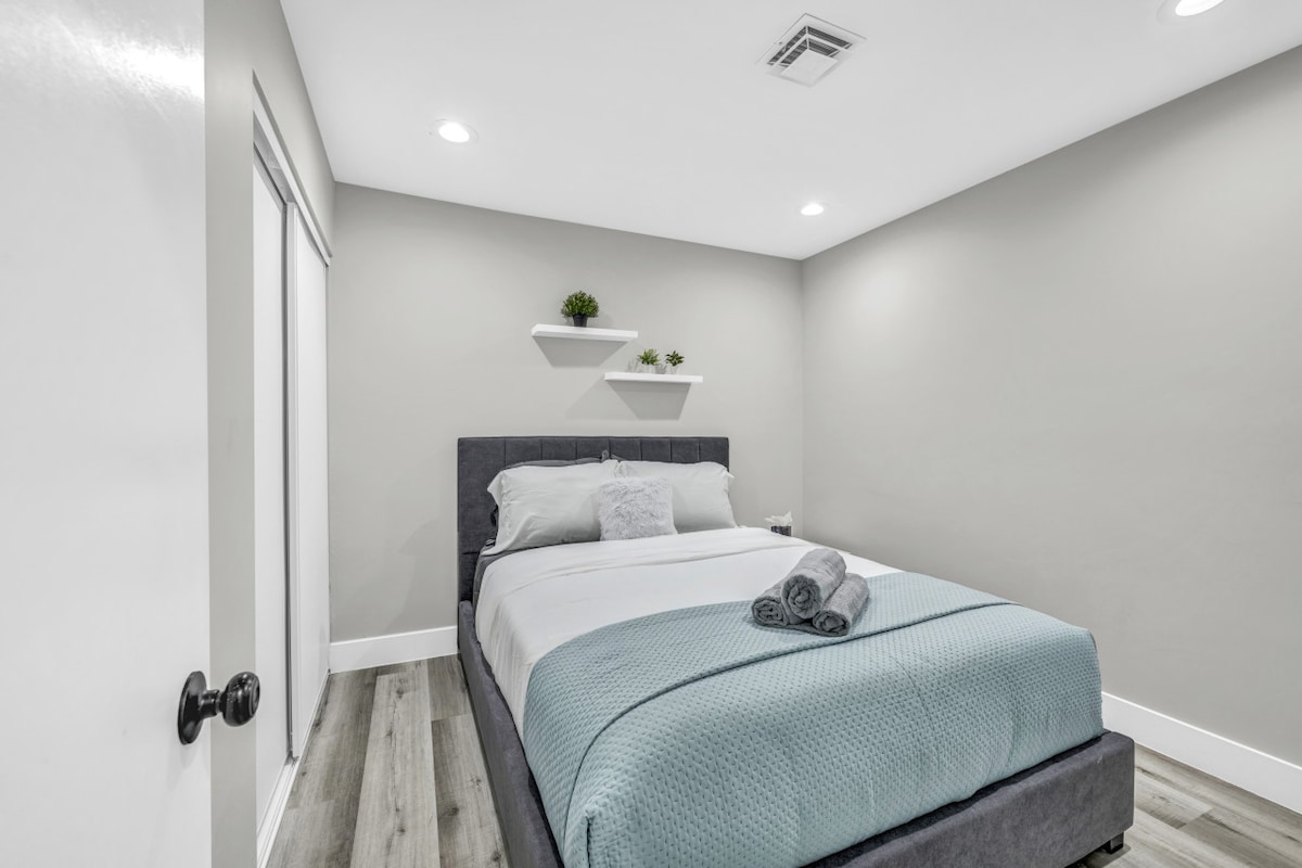 Nechajte sa unášať v luxusnej posteli v spálni 3 s mäkkou posteľnou bielizňou, zatiaľ čo teplé osvetlenie vytvára dokonalú upokojujúcu atmosféru. Svoje veci si uložte na minimalistické plávajúce police a nechajte sa úplne uvoľniť pri pohľade na pokojné sivé steny.