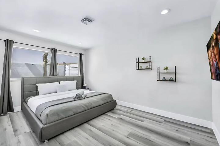 6BR Vegas Game Paradise Pool, Hot Tub & More Fun gallery image 4