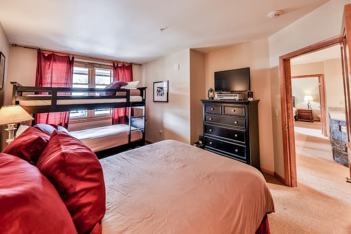 Dormitorio #2 con cama tamaño queen y literas individuales