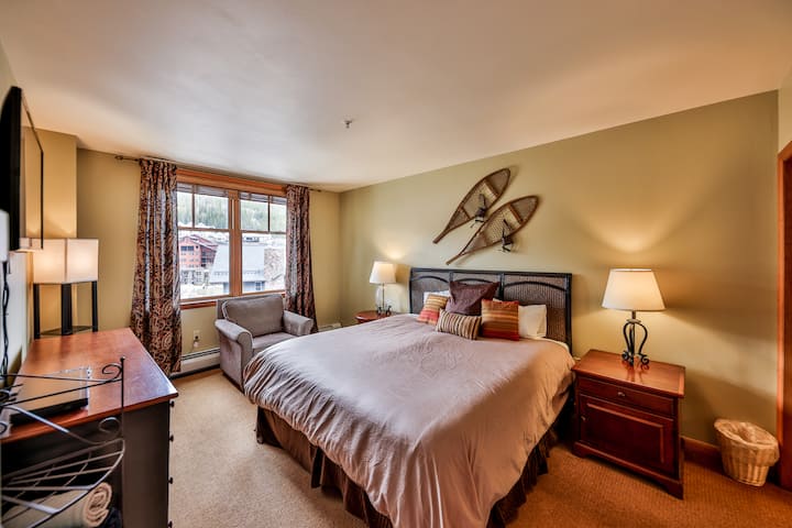 Baño principal con cama tamaño king, con grandes ventanales con vistas al pueblo