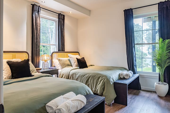 2nd bedroom on the main floor with two full beds