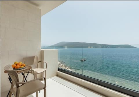 7 - Central Gem: Sea View Balcony APT, Herceg Novi