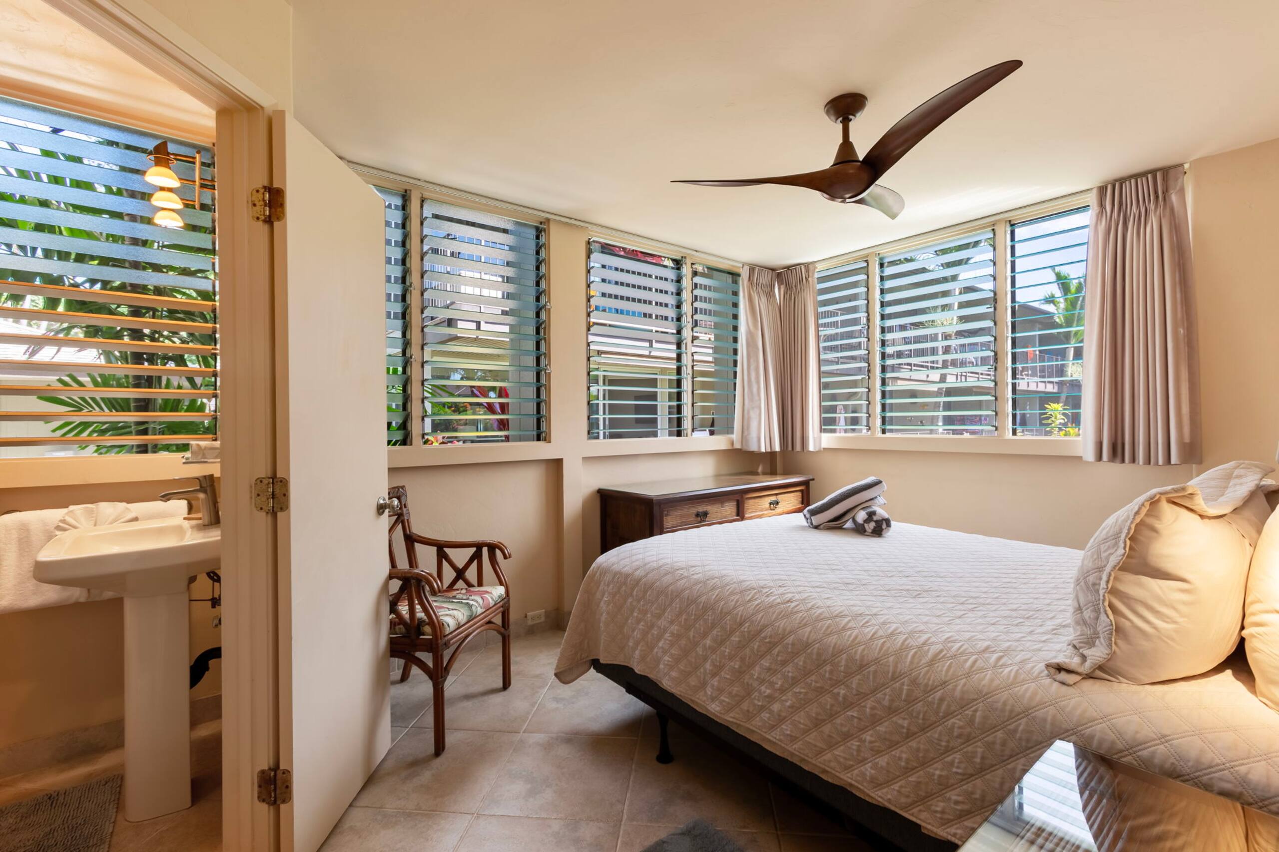 Condo in Lahaina · ★5.0 · 2 bedrooms · 3 beds · 2 baths - Image 23