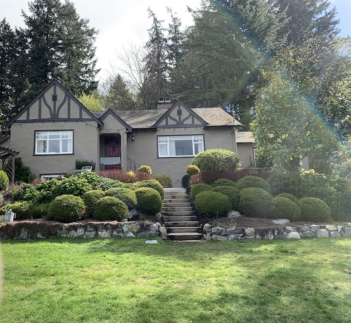#364 Pat Bay Hwy Great 6 Beds 2 Bath On 2 Acres - Saanich