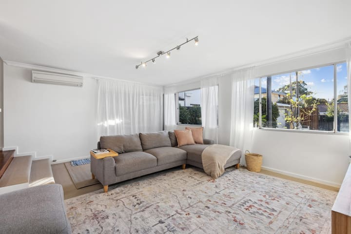 Stunning Large Home in Scarborough with a Pool gallery image 2