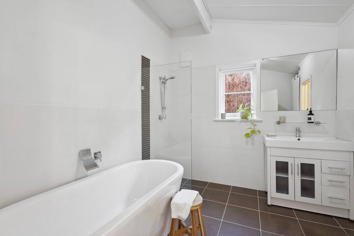 Stunning Large Home in Scarborough with a Pool gallery image 4