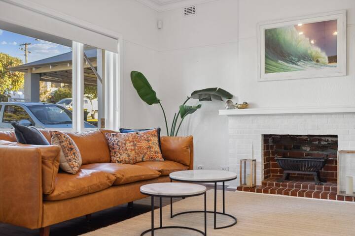 Stunning Large Home in Scarborough with a Pool gallery image 3