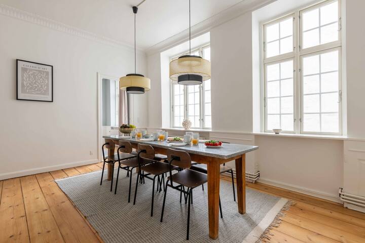 Charming 4BR Apartment w/Bathtub in Latin Quarter gallery image 3