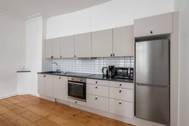 Charming 4BR Apartment w/Bathtub in Latin Quarter gallery image 4