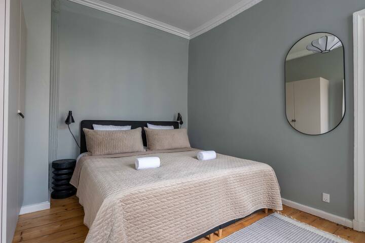 Charming 4BR Apartment w/Bathtub in Latin Quarter gallery image 2