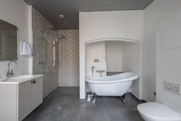 Charming 4BR Apartment w/Bathtub in Latin Quarter gallery image 5