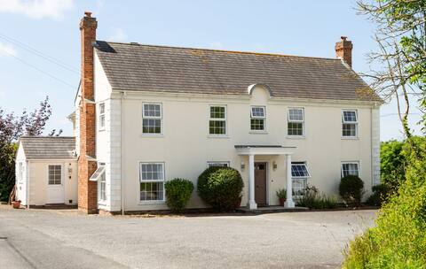 Stunning 6 Bedroom Cottage near Cornish Coast