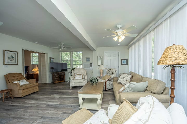 Folly River Cottage • Private Dock & Beach Access - Folly Beach, SC