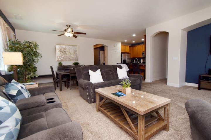 4br, Garage, King Suite, 20 Min To Lake Tahoe/reno - Reno, NV