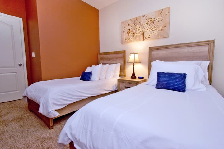 חדר שינה 2 עם שתי מיטות זוגיות