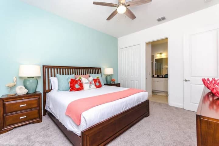 – Spálňa s koralovými a tyrkysovými prvkami, dekoráciami inšpirovanými plážou a prístupom do vlastnej kúpeľne  