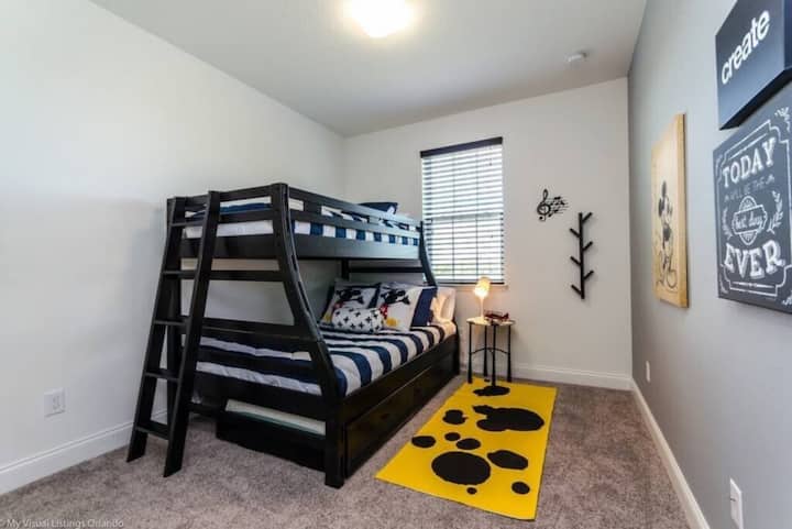 – Detská spálňa s poschodovou posteľou, hravým dekorom, pruhovanou posteľnou bielizňou a veselými doplnkami pre útulné noci 