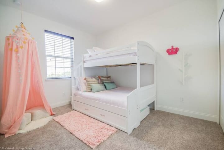 – Dievčenská izba s poschodovou posteľou s mäkkým ružovým dekorom, útulným rohom s baldachýnom a mäkkým kobercom pre vysnívaný pobyt  