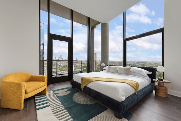 Prime 4BR Penthouse w/ Skyline Views for Families gallery image 3