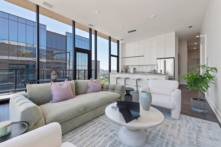 Prime 4BR Penthouse w/ Skyline Views for Families