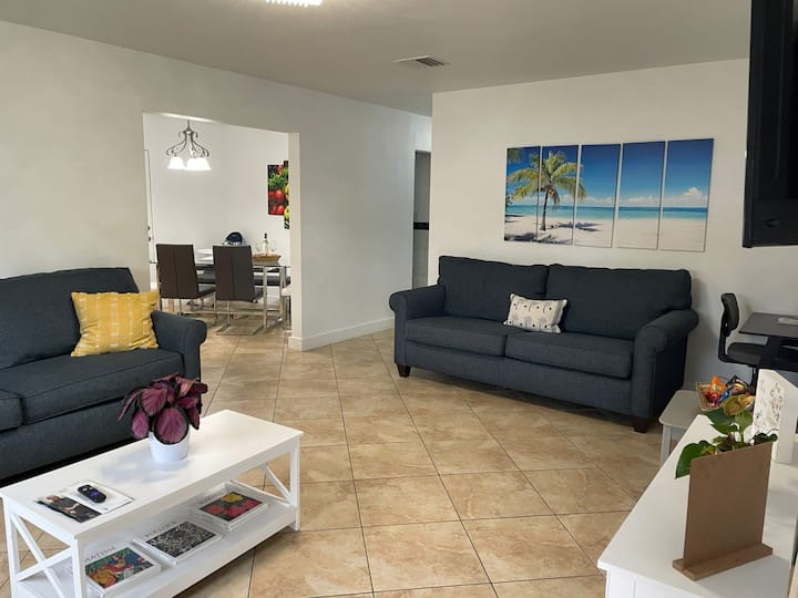 Relaxing Retreat 2br Oasis W/ Pool And Outdoor Bbq - Pembroke Pines, FL