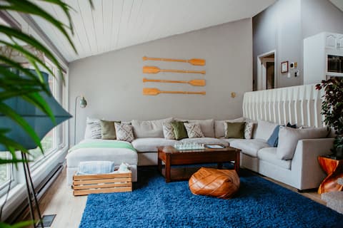 Modern 4BR Lakefront Escape w/King Beds & Hot Tub