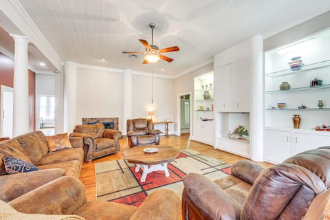 'The Loft' - Historic Dtwn Hondo Apt w/ Balcony