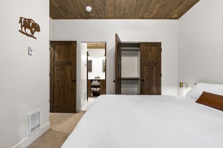 Moody Moose - Dormitorio 1 - Cama tamaño «king»