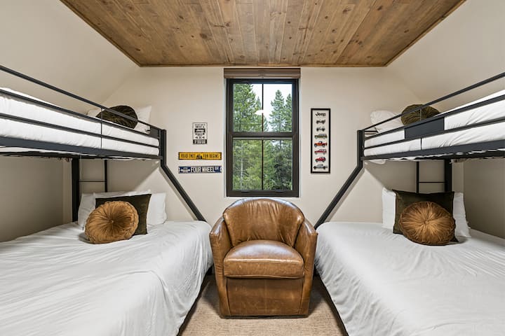 Moody Moose - Dormitorio 3 - (2) Literas con camas individuales sobre queen