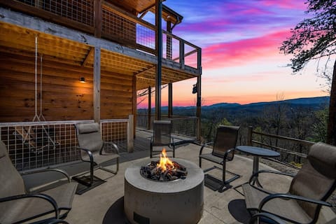 5 bed luxury cabin. Mountain views, hot tub,