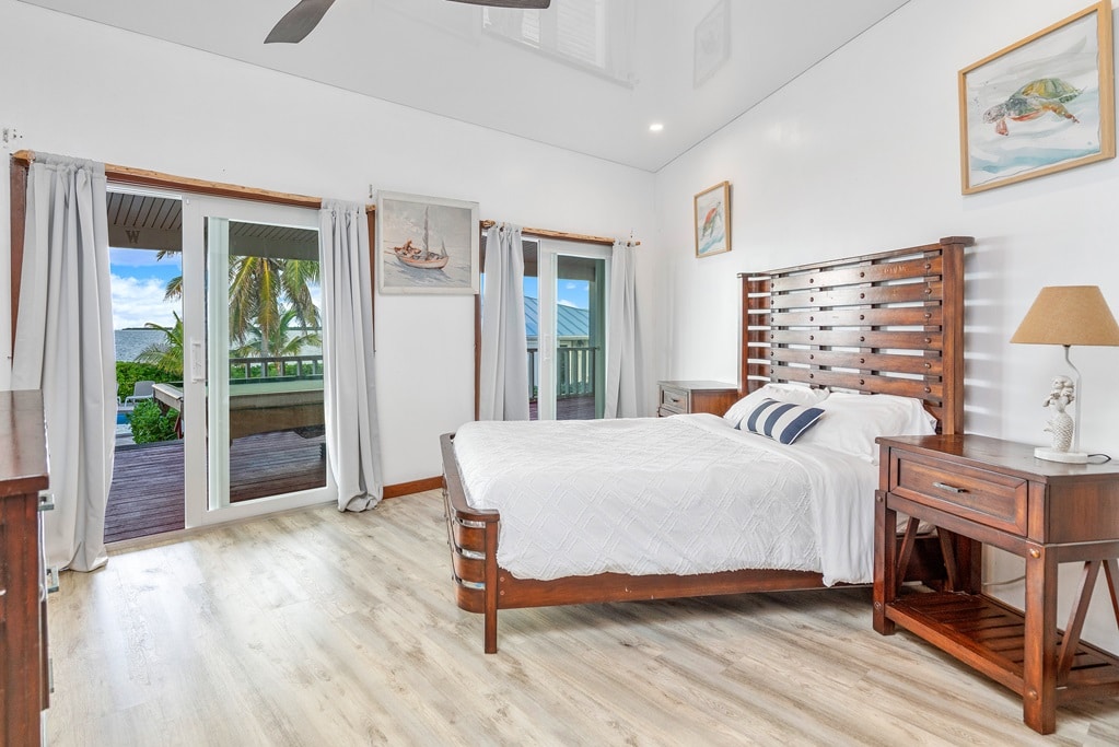 Single Queen Bedroom