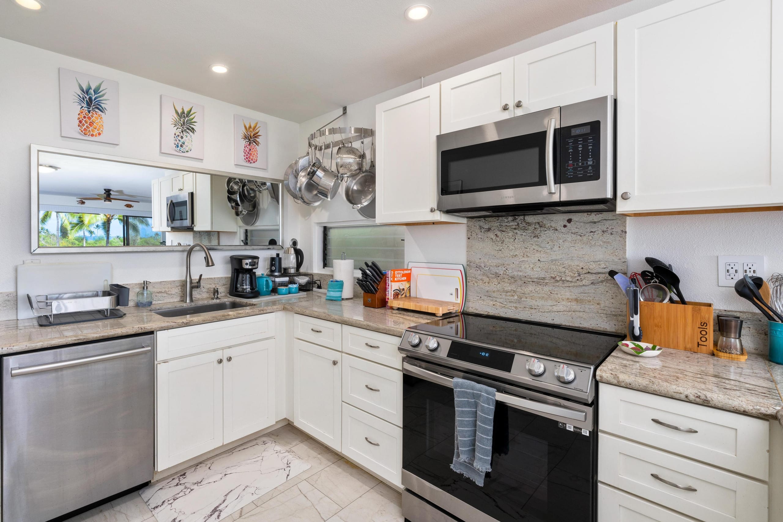 Condo in Kailua-Kona · ★5.0 · 2 bedrooms · 3 beds · 2 private baths - Image 11