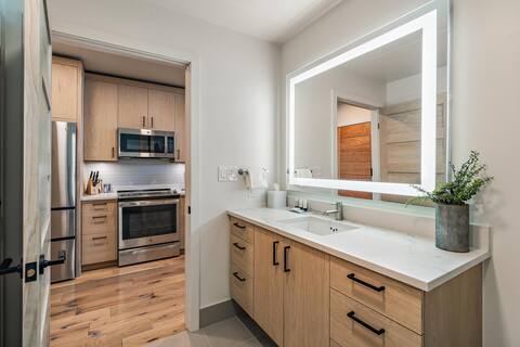 Scenic Condo with views|Fireplace & Balcony